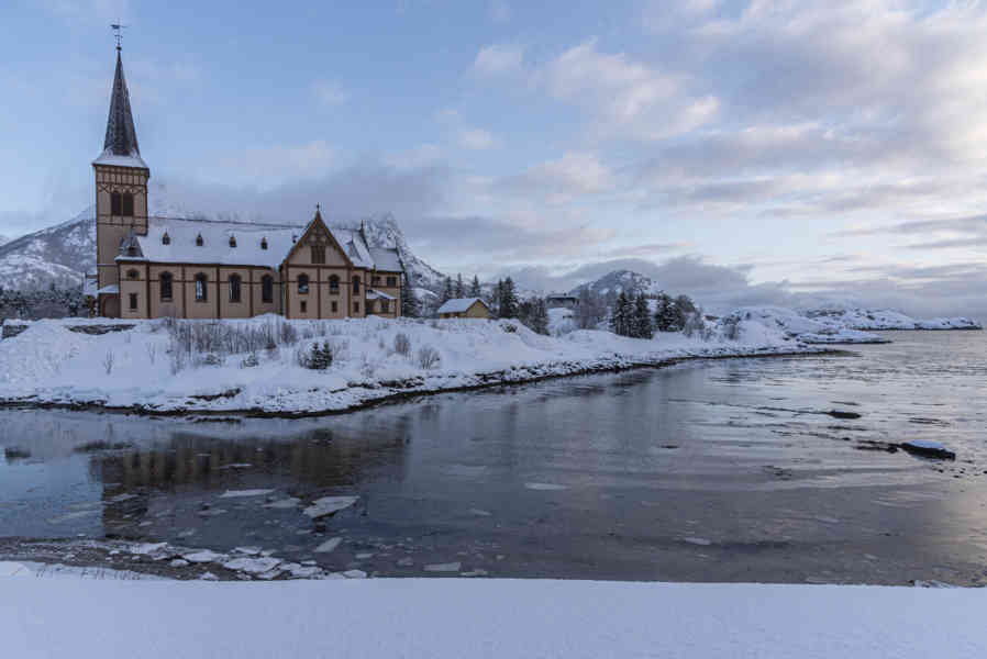 Noruega - islas Lofoten 045 - Kabelgâg - iglesia de Vâgan.jpg